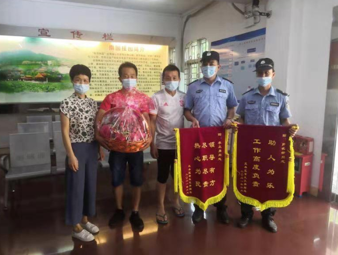 路遇走失老人，休班辅警暖心伴行2公里