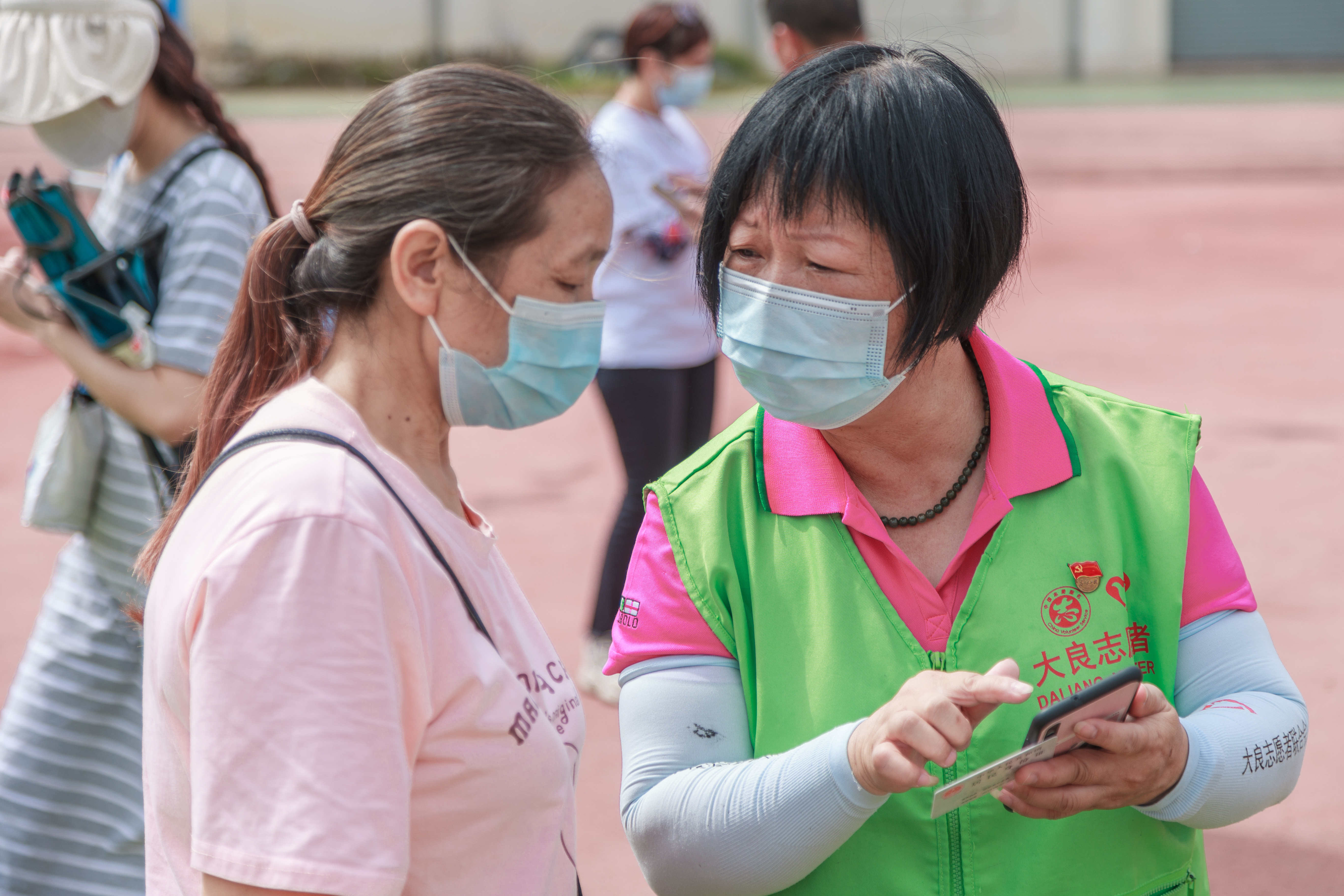 佛山顺德退休工人曾建兰：退而不休，志愿服务不停步
