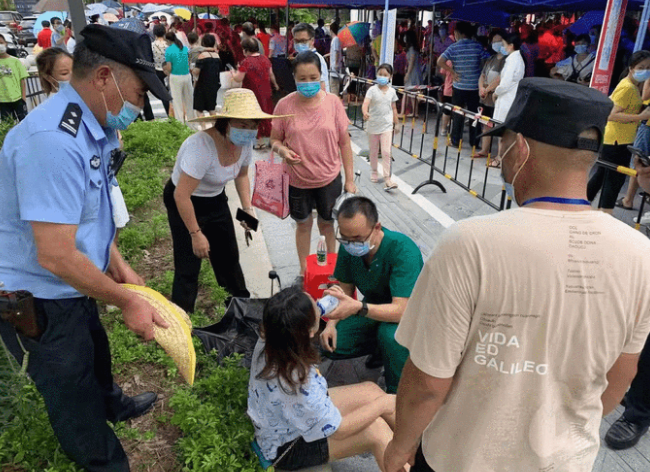 暖心！女子疑似中暑晕倒，民警医护及时救助使其脱险