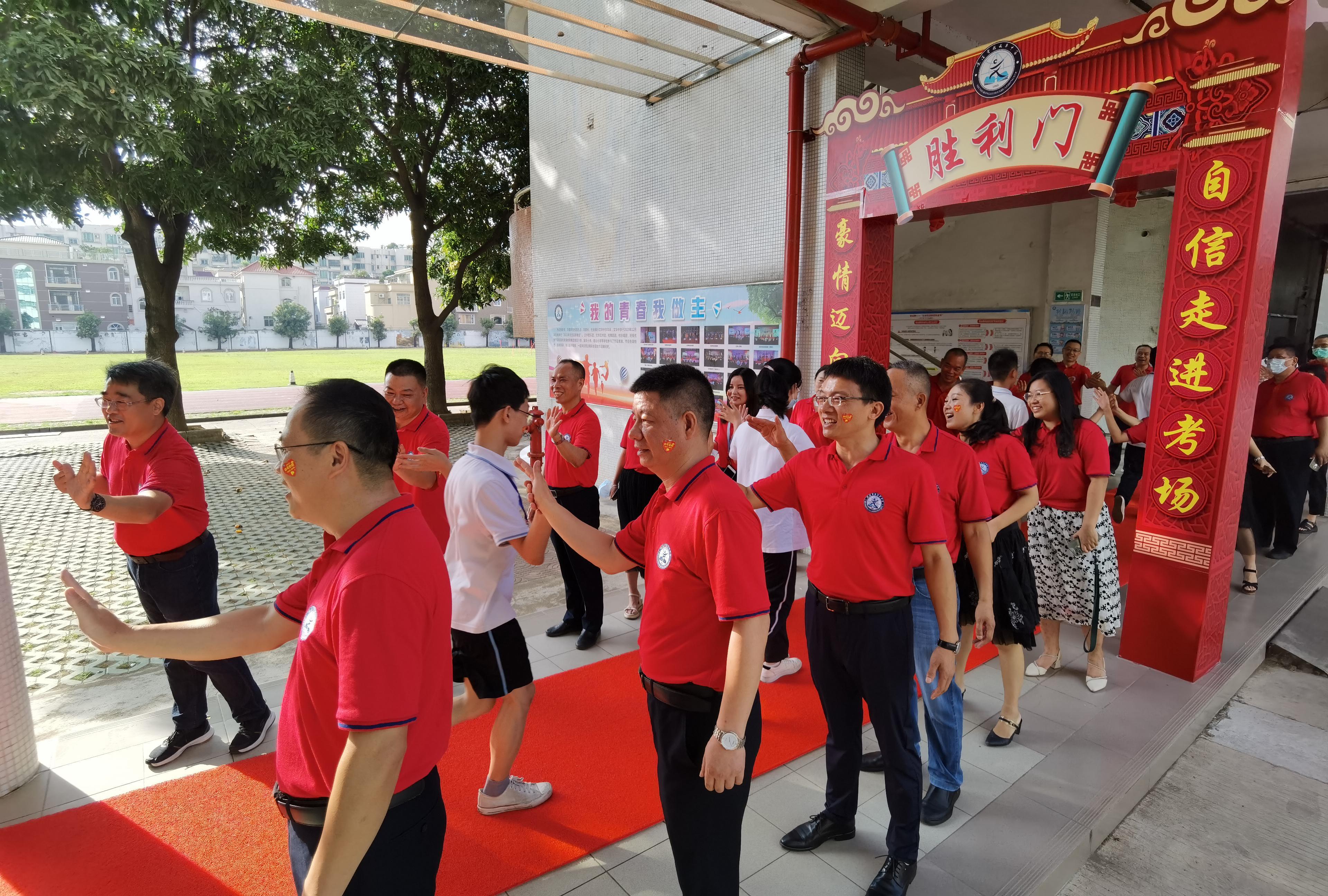 佛山顺德：暖心举措为学子鼓劲 2.5万考生笑迎中考