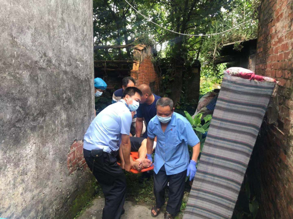 佛山顺德：为救被困男子，他们把整面墙都拆了！