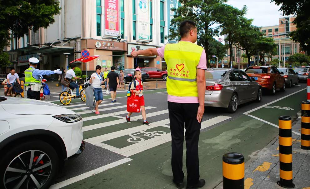 禅城&ldquo;警家校&rdquo;升级，为家长队员配发平安&ldquo;五件套&rdquo;