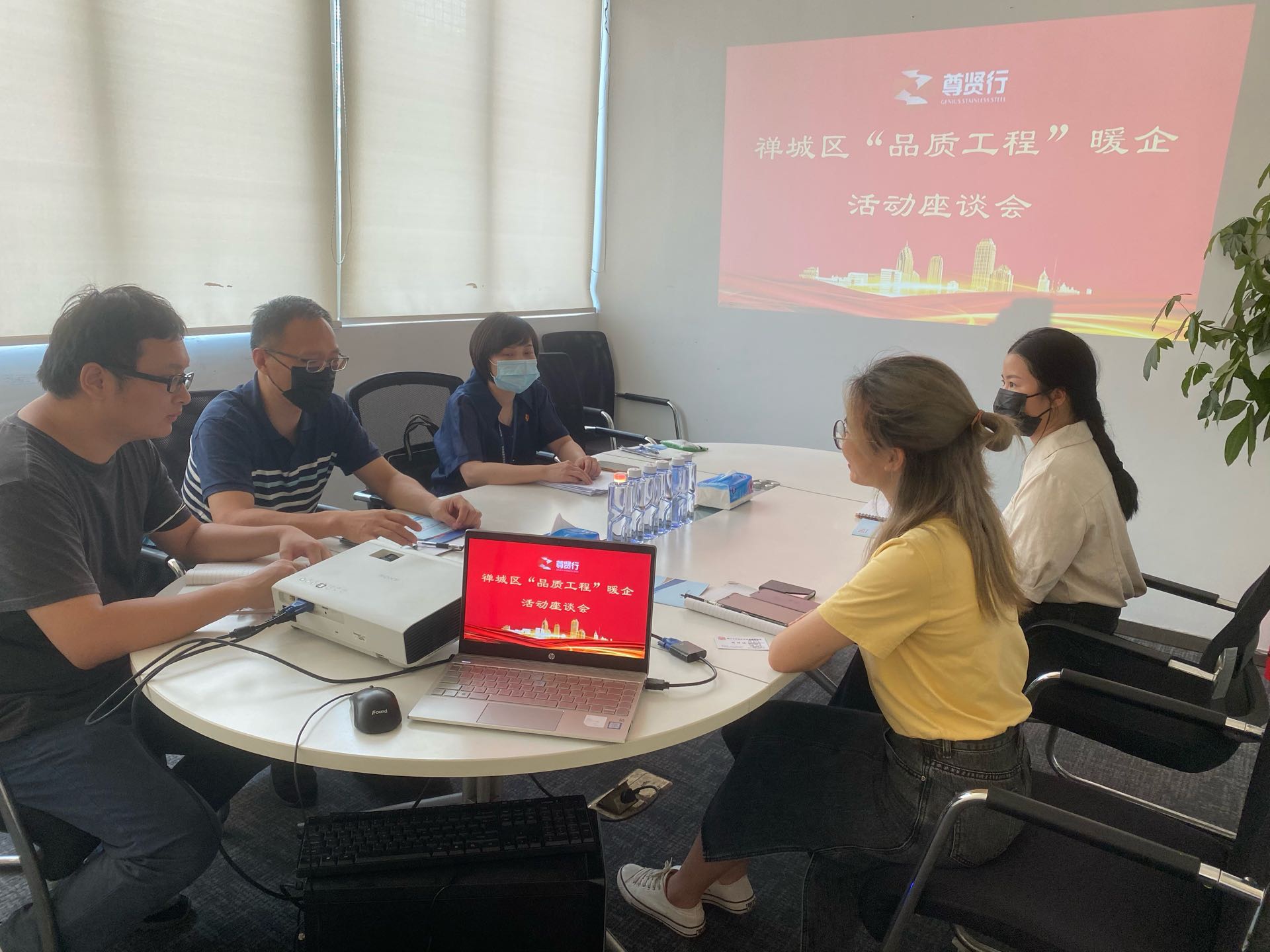 他们的热情，比天气更热