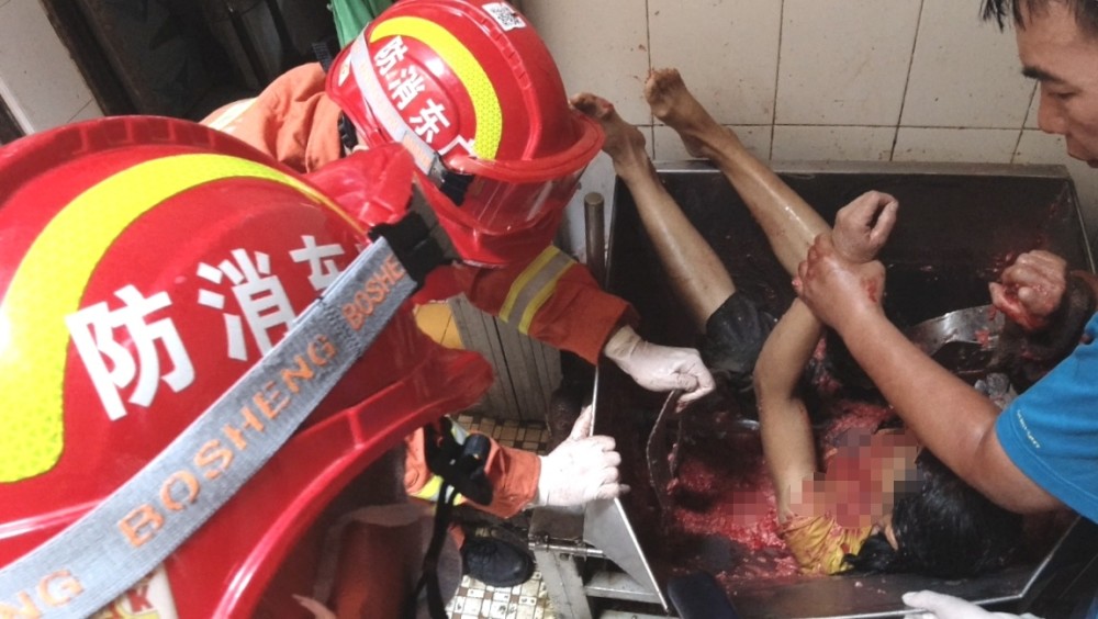 佛山顺德：女子不慎被卷入绞肉机，消防官兵紧急救援
