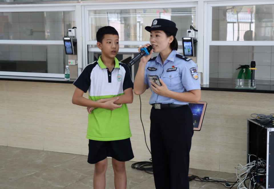 警花匠心育学子 禁毒反诈进校园