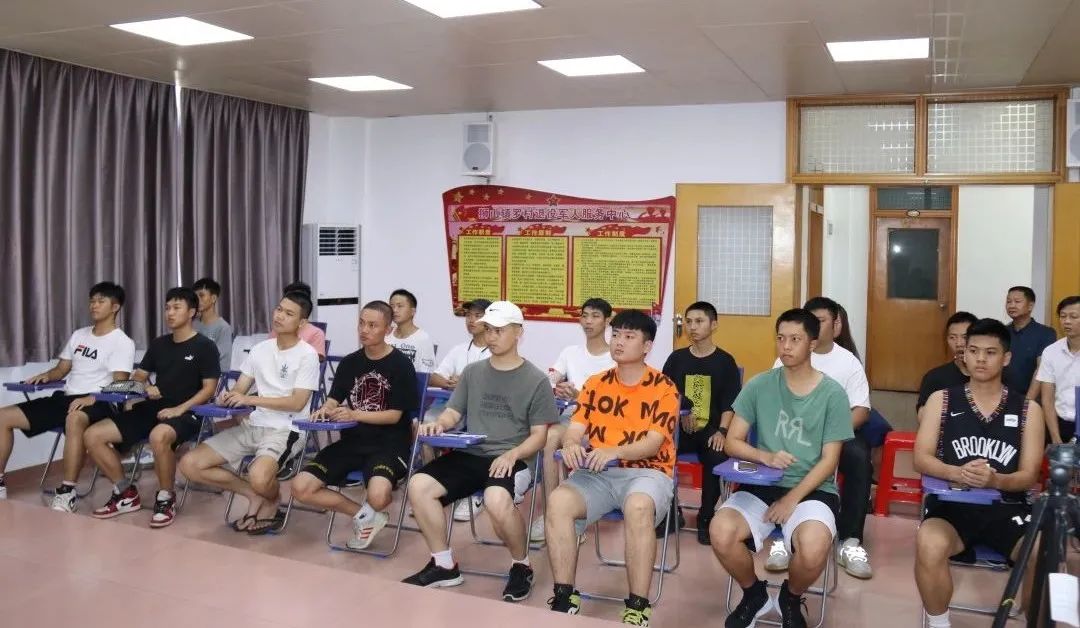 南海罗村二等功老兵为&ldquo;双合格&rdquo;应征青年上好入伍第一课