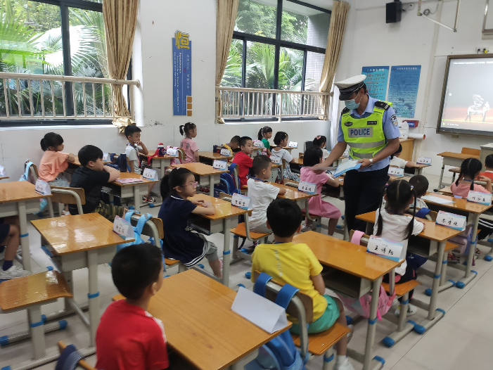 交通校长进校园 讲好安全第一课