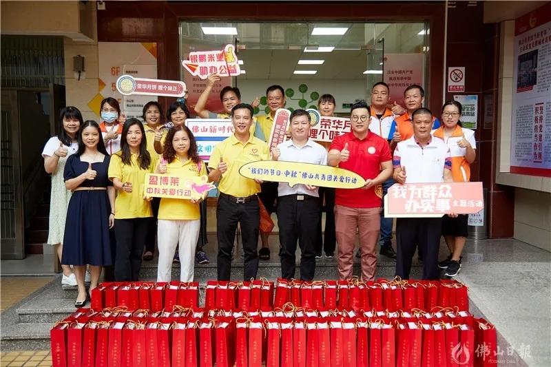 志愿之城 | 好暖！志愿者走上街头为他们派月饼送祝福