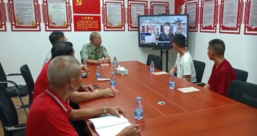 赠党史读本，二等功臣教诲，思政铸魂促退役士兵成长