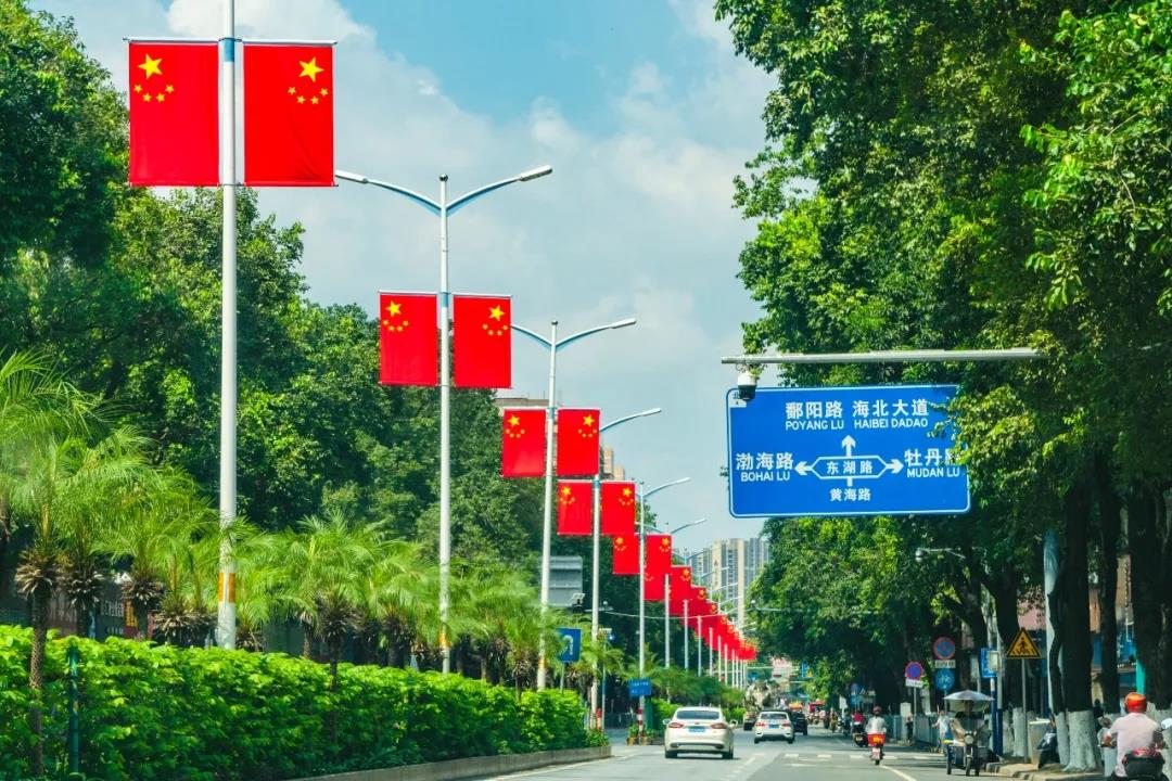 五星红旗扮靓佛山街头，红红火火迎国庆！