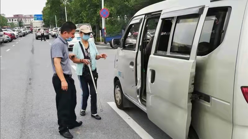 争做文明驾驶人|老人外出就医不便，他暖心接送老人近三年