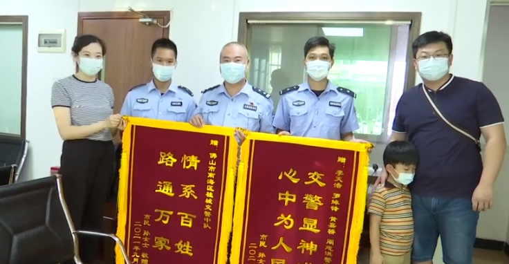 男童被异物卡喉 交警迅速开启&ldquo;绿色生命通道&rdquo;