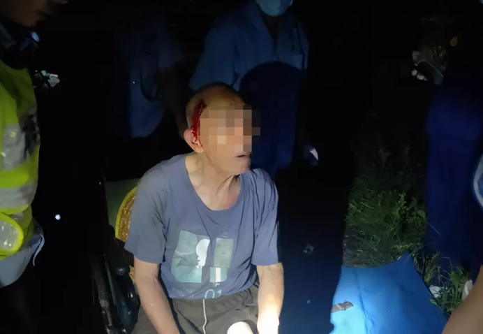 突发！里水一老人掉进漆黑水沟