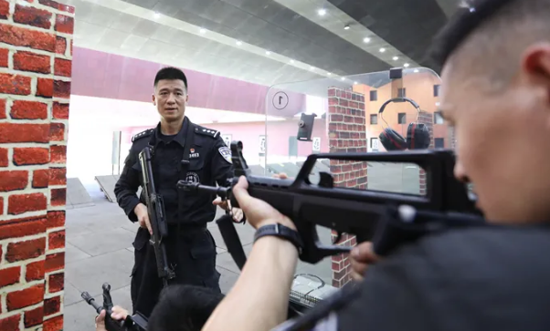 南海有人持刀对峙警察，突然一瓶水击中目标人员&hellip;&hellip;
