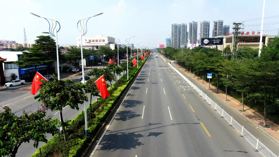南庄大街小巷挂国旗，涌动&ldquo;中国红&rdquo;