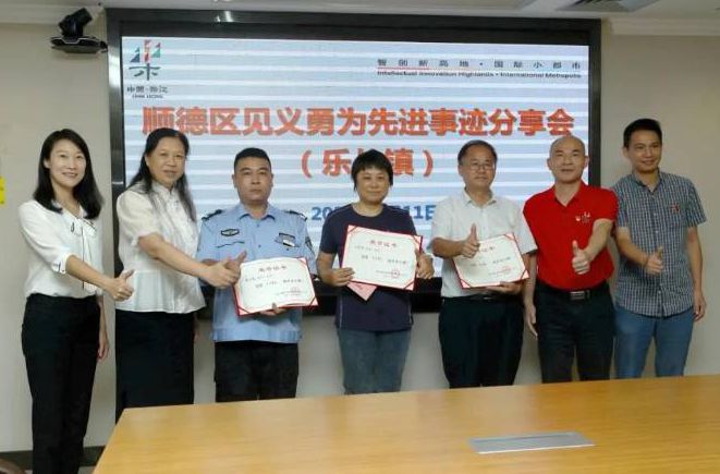纵身一跃！他们接力搭起英雄河上&ldquo;生命桥&rdquo;