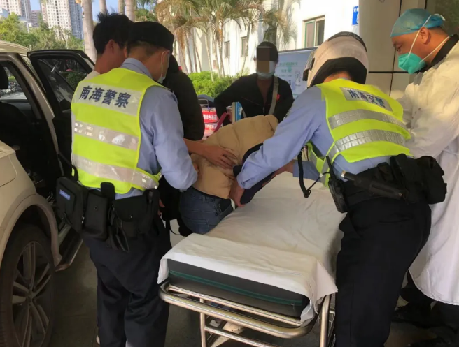 桂江桥上，乘客突然紧张向警车招手，民警紧急救援！