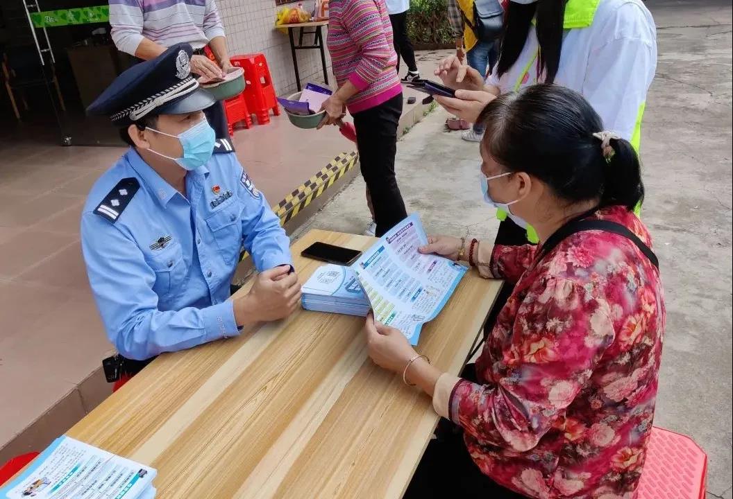 老人行动不便，办证怎么办？民警：我来上门帮你办！