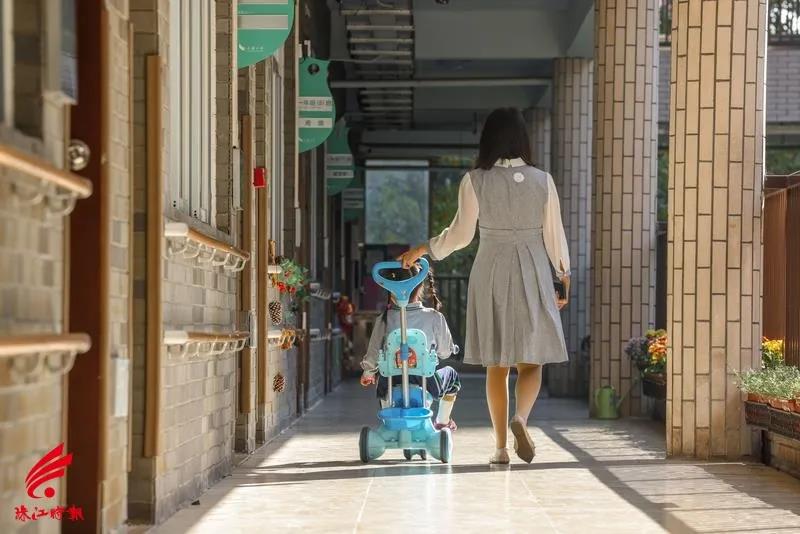 暖心 | 6岁女童无法站立行走，爱心&ldquo;人梯&rdquo;撑起她上学梦！