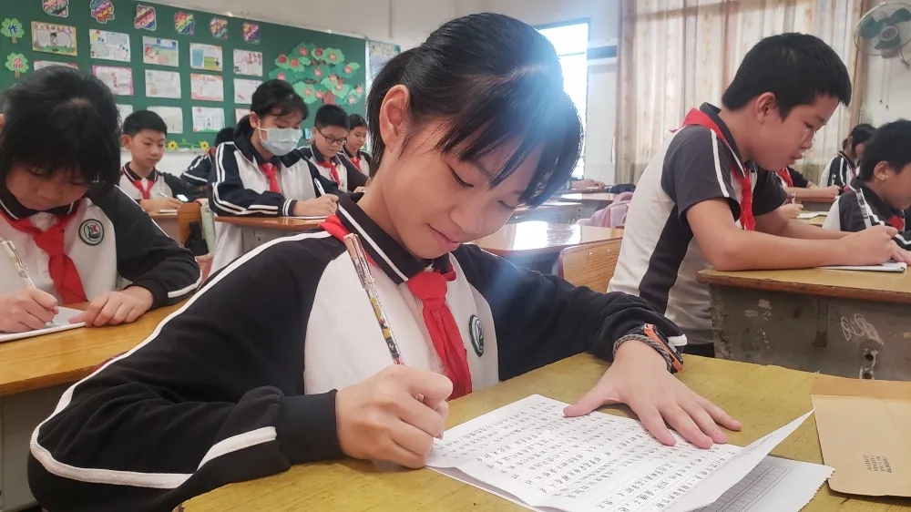 书信手拉手，绽放民族团结之花