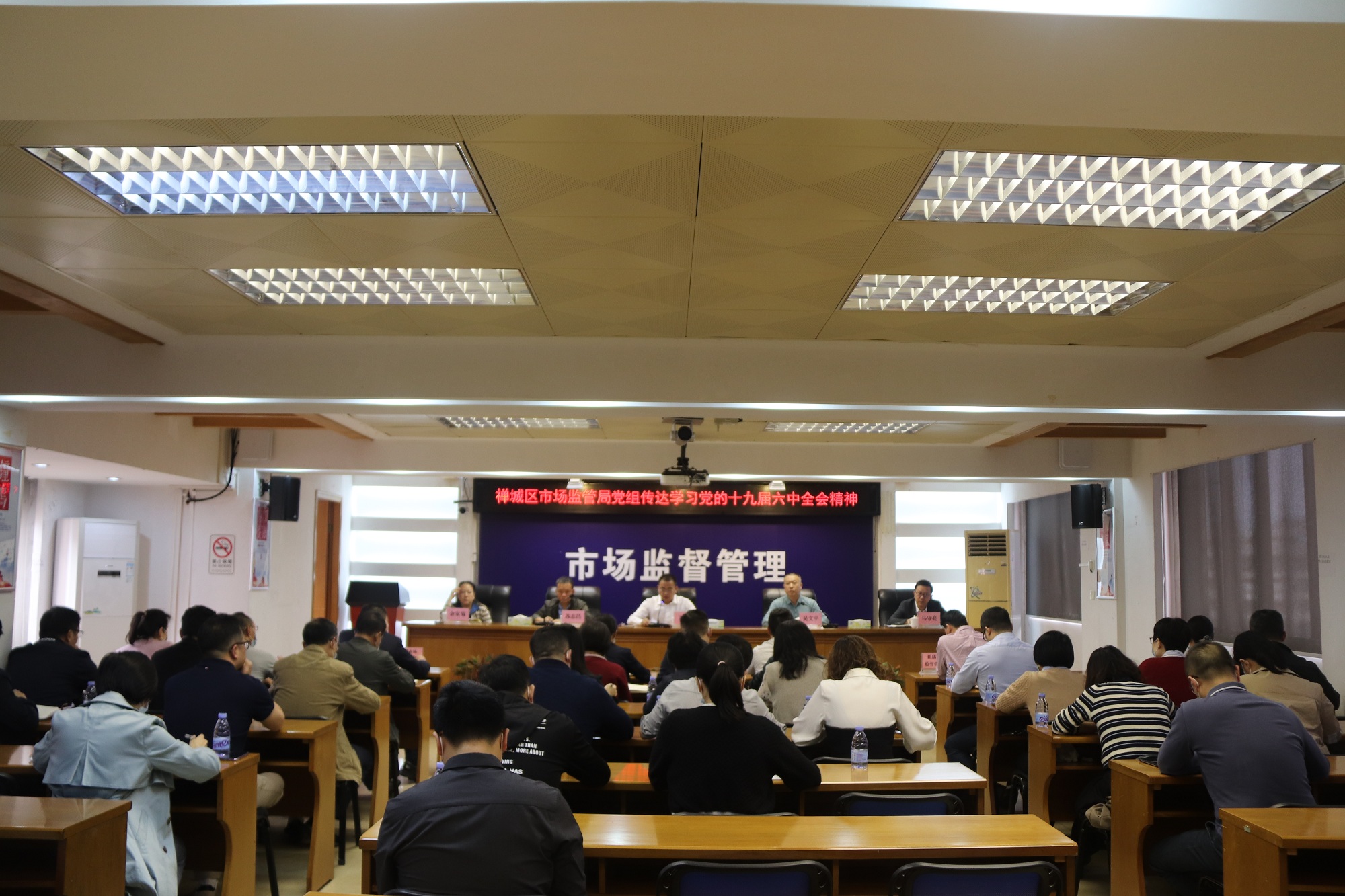 区局召开党组中心组（扩大）暨疫情防控和安全生产工作会