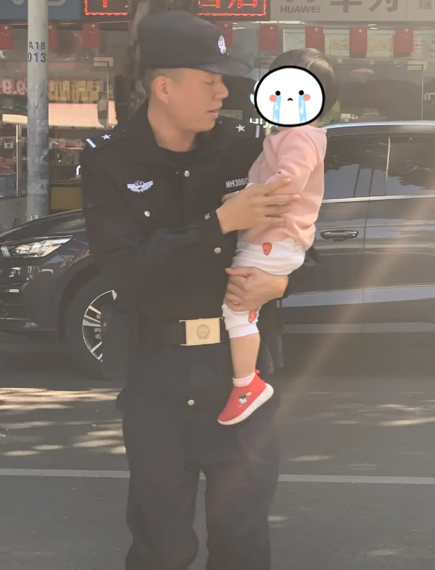 两岁幼童在车流中穿行 巡逻辅警及时抱起