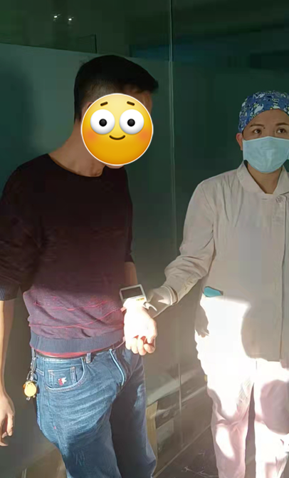 一广场电梯传出救命声，民警消防合力救援