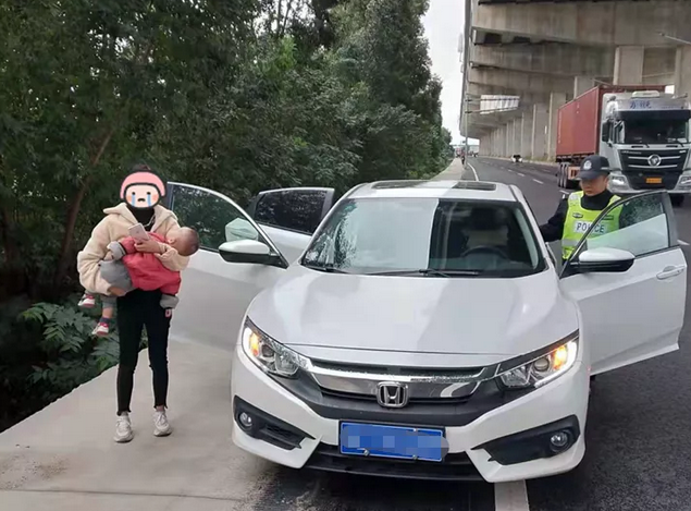 官窑一女子抱着孩子，在路边神情紧张，惊动了民警