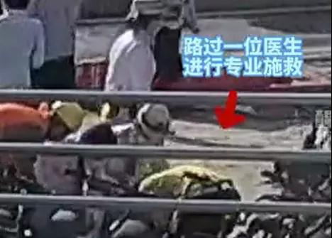 暖心 | 佛山街头一老人突发疾病昏迷，路人合力施救！