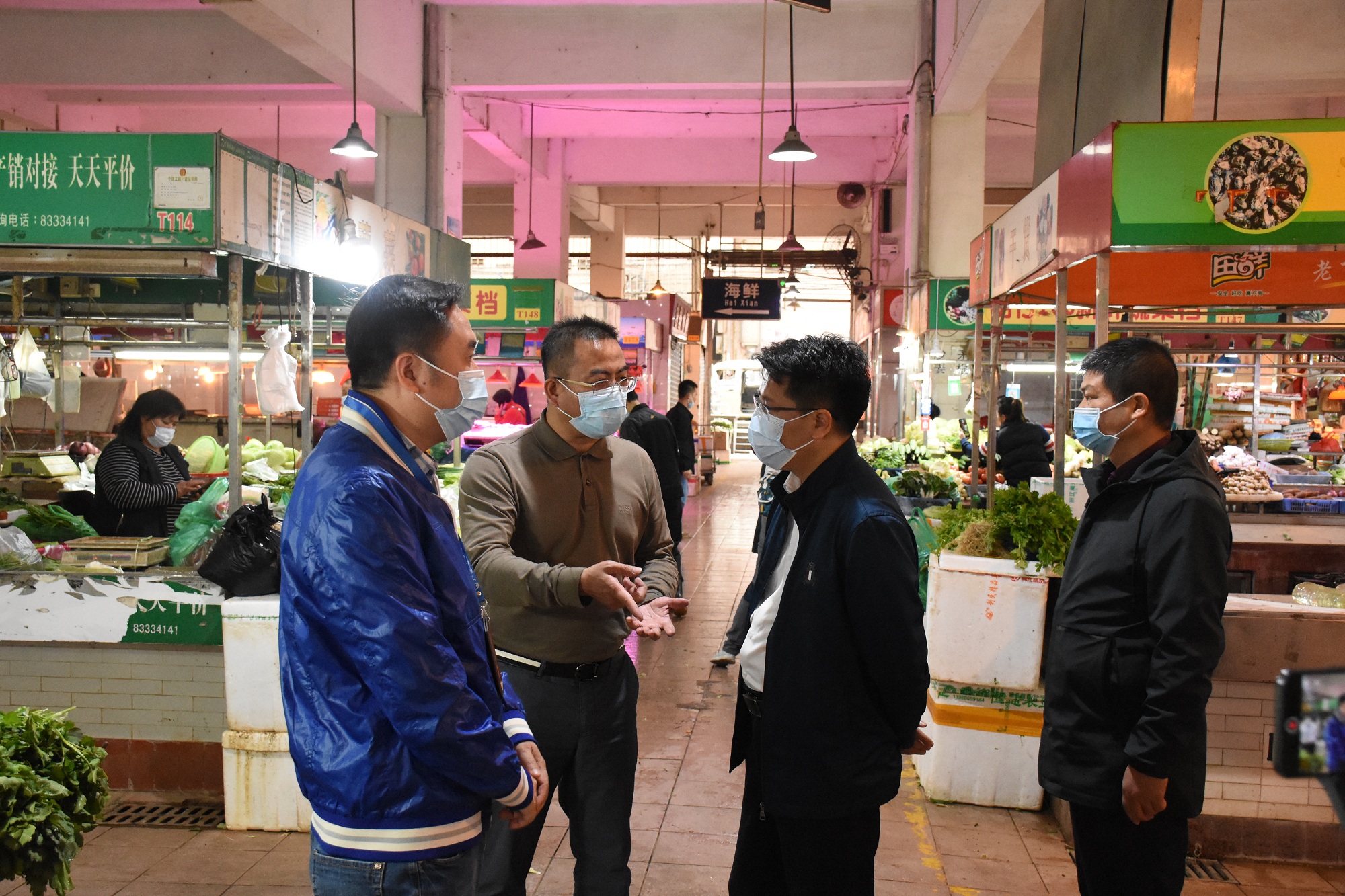 崔伟国副区长督导检查农贸市场创文及食品安全工作