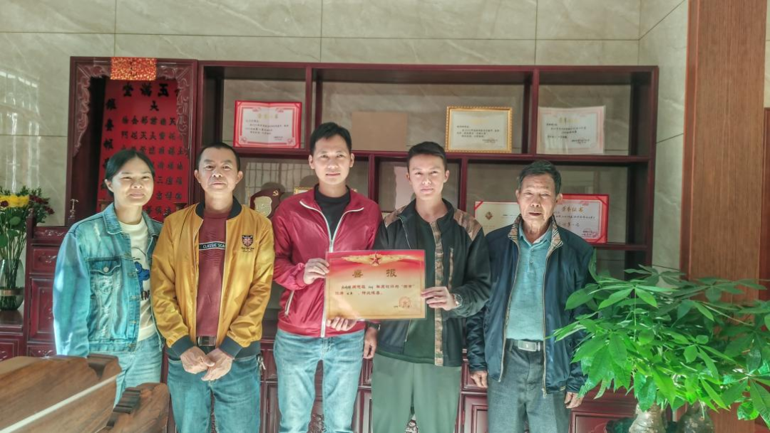 崇军优属暖人心，丹灶为立功退役军人家庭上门送喜报
