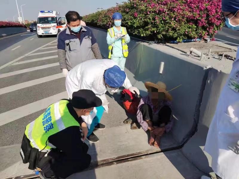 老人反复拒绝民警帮助，联系上家人后，才知道她已经&hellip;&hellip;