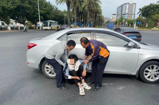 休班遇交通事故 两警辅紧急救援