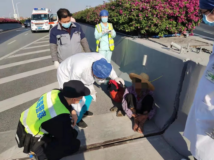 老人深夜无处可归，热心民警寻她回家之路