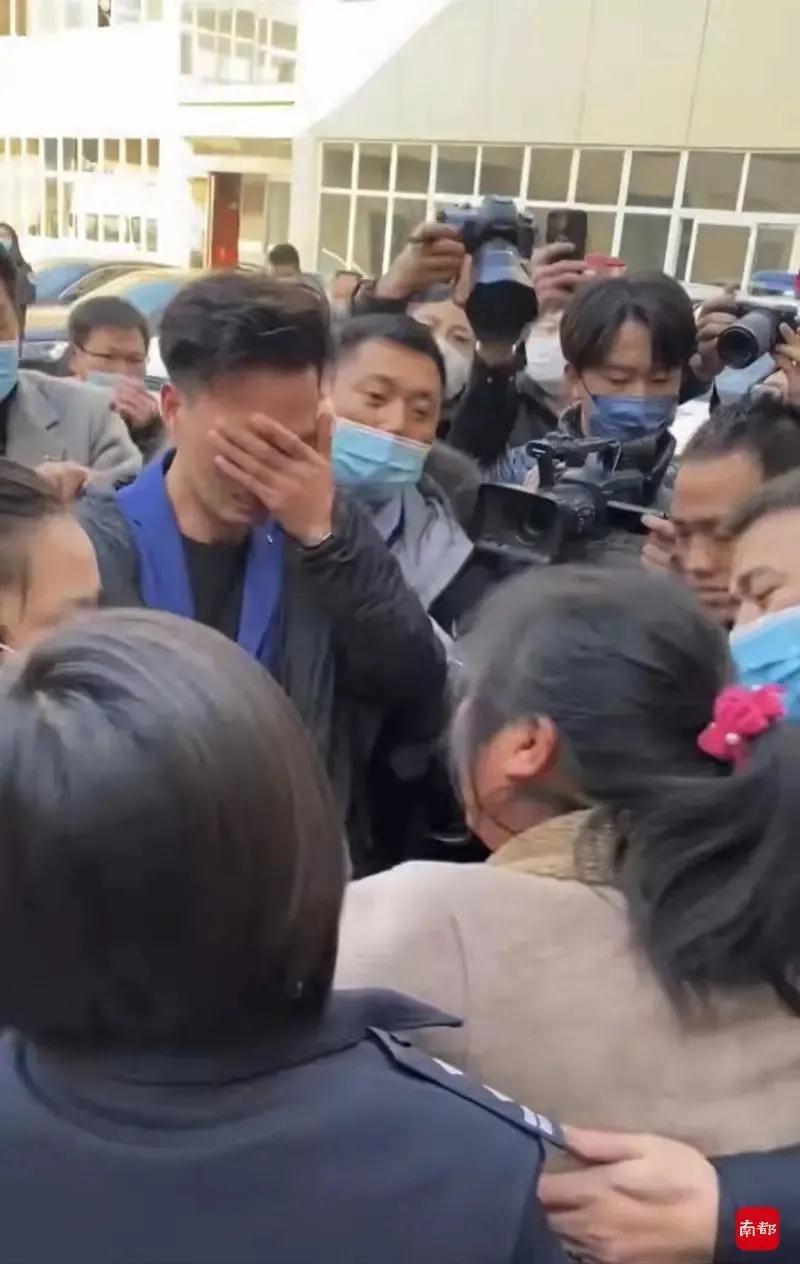 新年第一天，他长跪在生母面前