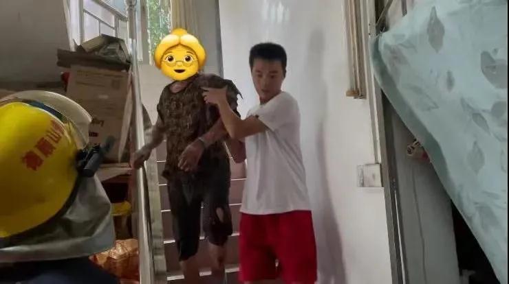 佛山好人江先发：危急关头，穿着短裤拖鞋勇闯火海救群众