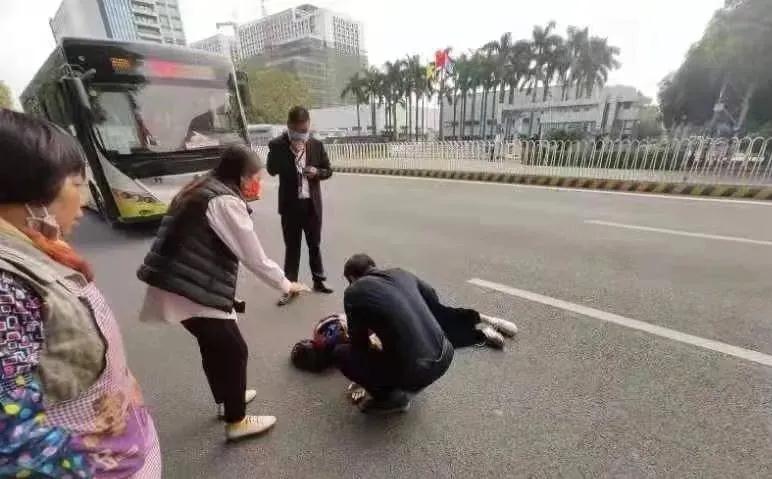 暖心！佛山公交司机为伤者撑起&ldquo;保护伞&rdquo;
