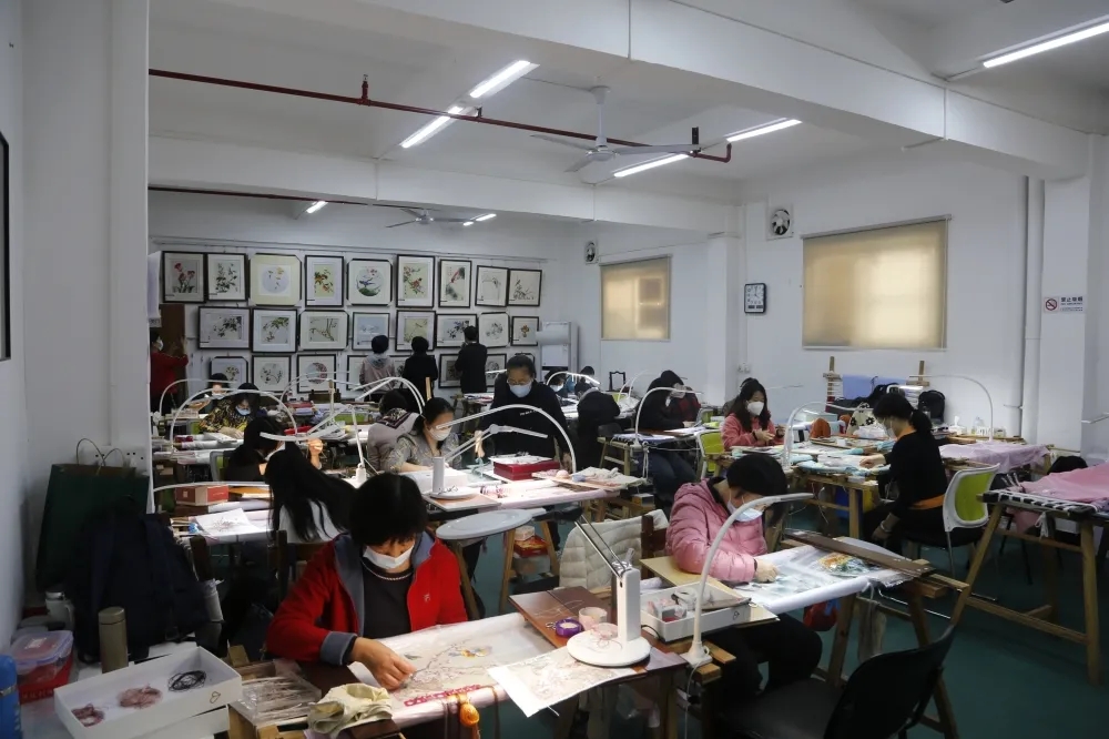 升平社区大龄再就业人员优秀广绣作品展换新了！