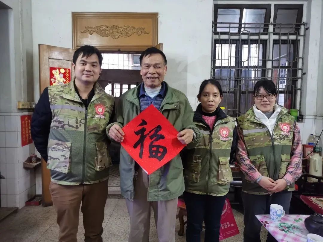 召开新兵家属座谈会，为烈属办实事，送福上门