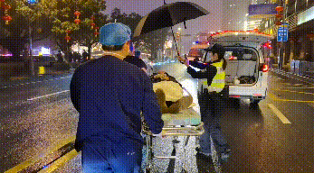 老人遇事故，民警暖心守护