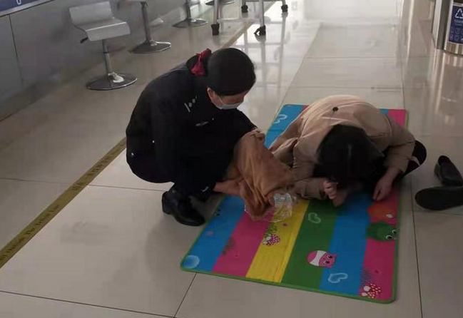 南海一女子突发身体不适，警辅人员暖心守护在旁