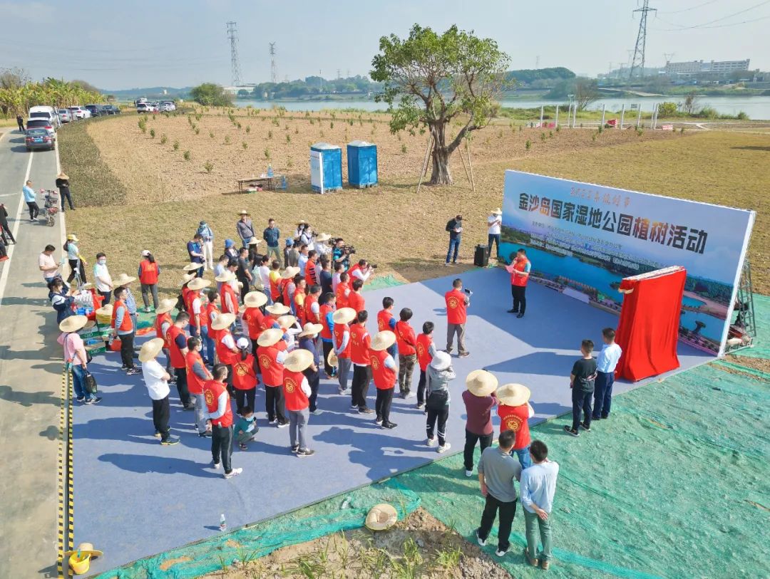 这群&ldquo;红马甲&rdquo;为湿地公园添新绿，扮靓美丽文明家园！