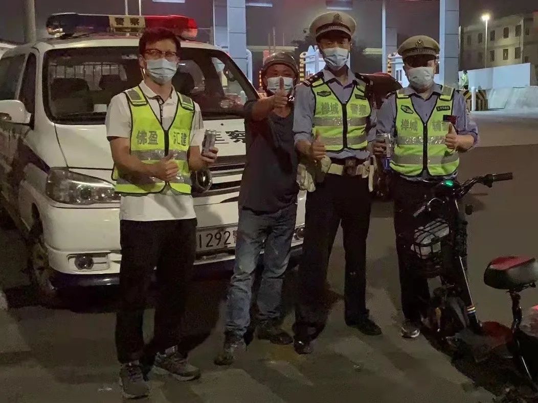 男子来到防疫一线，给民警送上别样惊喜