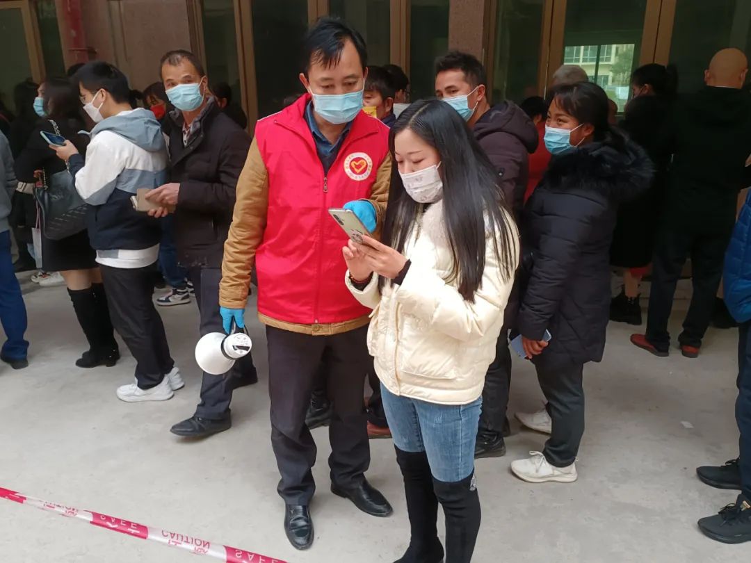 暖心了！白坭镇党员志愿服务者纷纷助力核酸检测