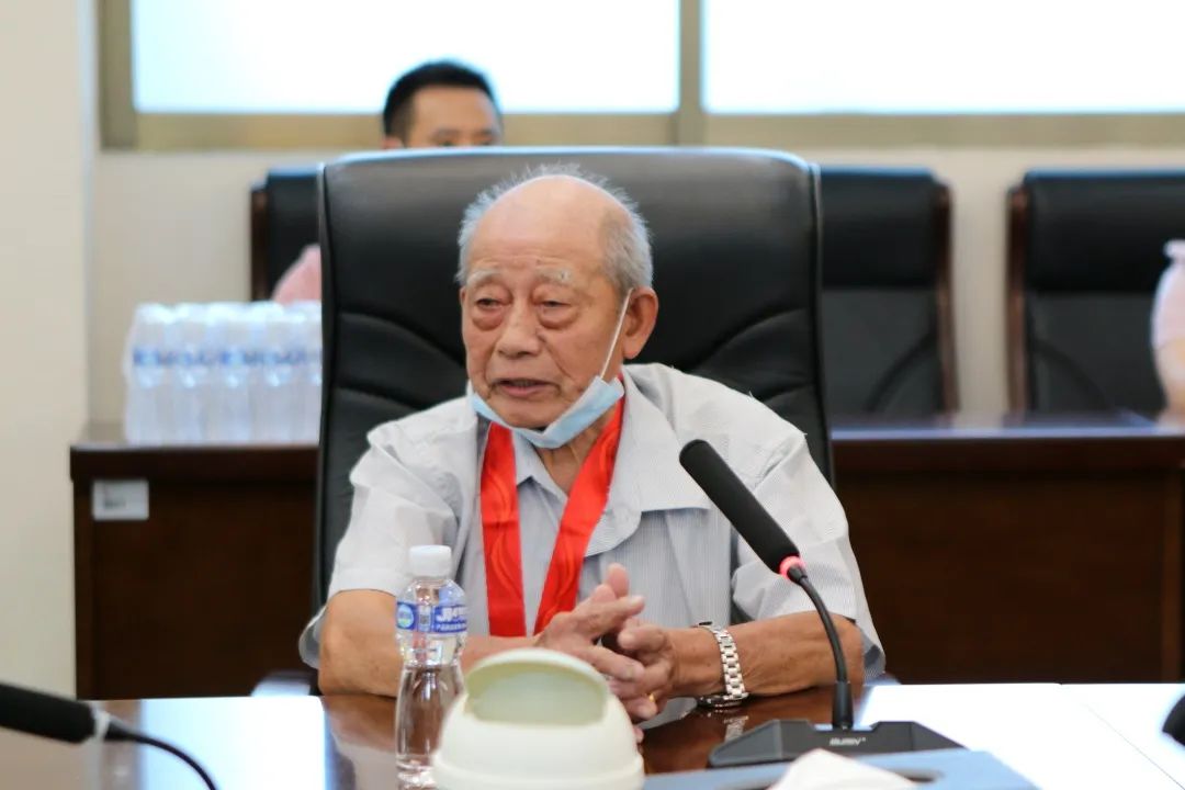 &ldquo;最重要的是对党忠诚！&rdquo;接过纪念章，他坚定地说&hellip;&hellip;