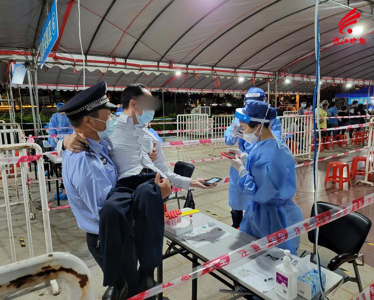 这个&ldquo;公主抱&rdquo;真暖！老人行动不便，南海民警抱着老人做
