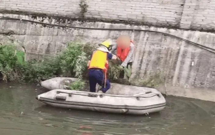 出门经过河涌，市民看到这一幕赶紧报警&hellip;&hellip;