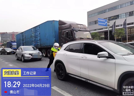 暖心 | 佛山一名铁骑当街用嘴吸汽油，只因&hellip;&hellip;