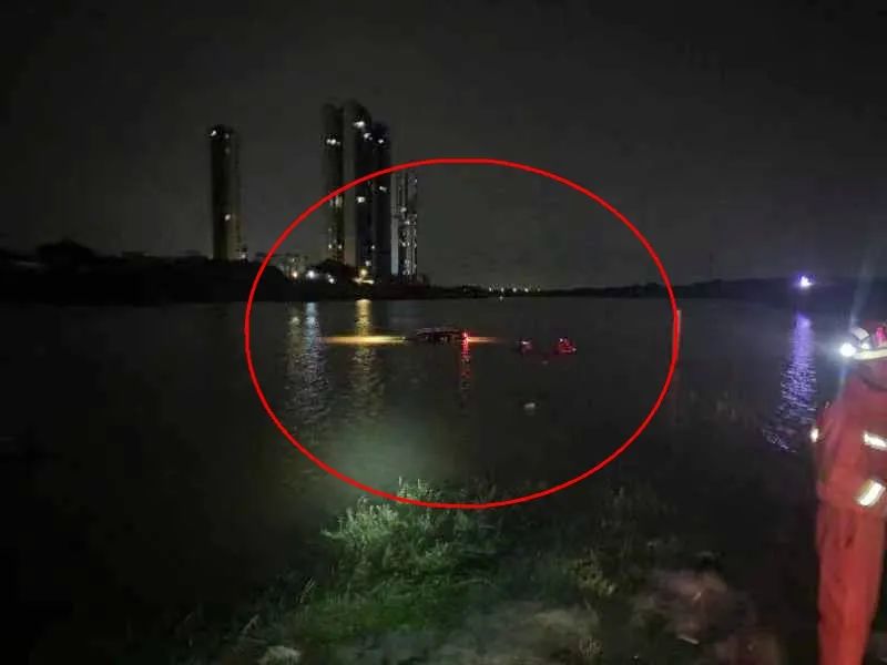 车辆失控冲进河涌，事主水中求救&hellip;&hellip;