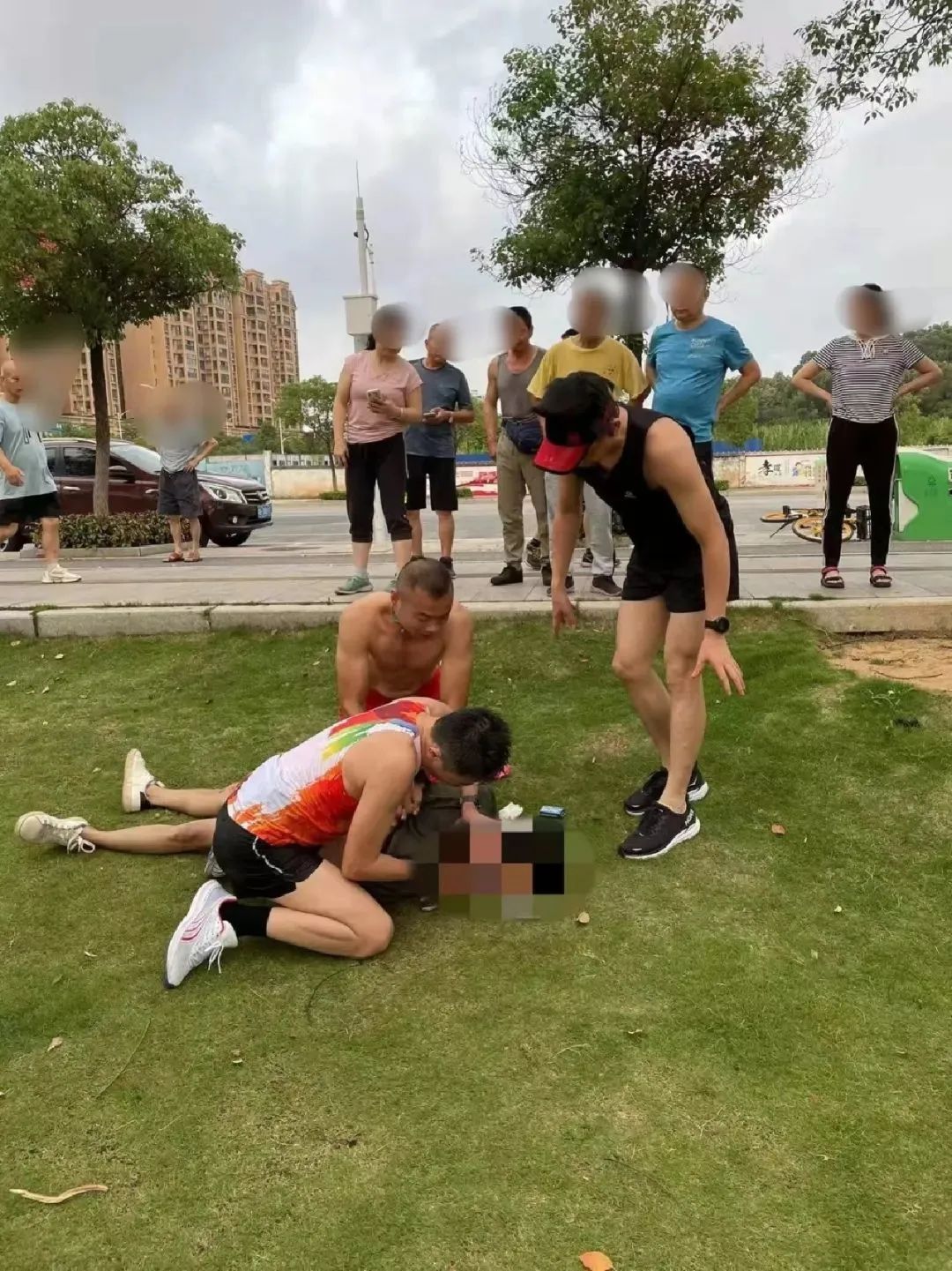 好样的！男子跑步突然倒地，南海老兵与跑友果断施救